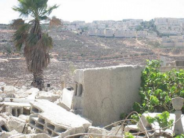 أنقاض المنزل الفلسطيني المهدم في القدس على خلفية بناء حي يهودي.