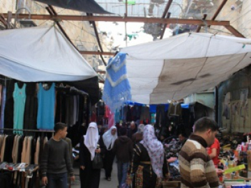 Netting and tarpon has had to be erected above the market in the Old City due to the frequency and brutality of the settlers’ attacks which can include throwing anything from a plastic chair, to a brick, to a bag of excrement at those below.